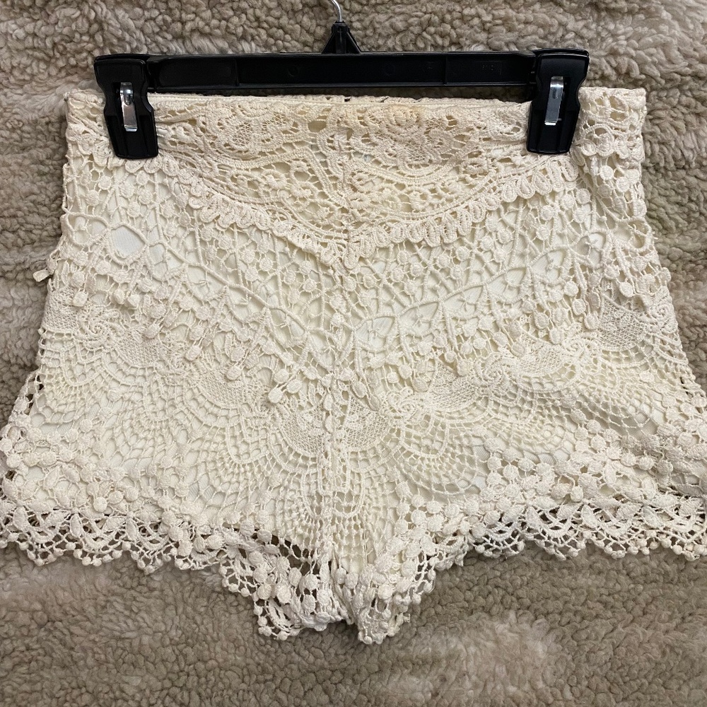 White shorts with side zipper